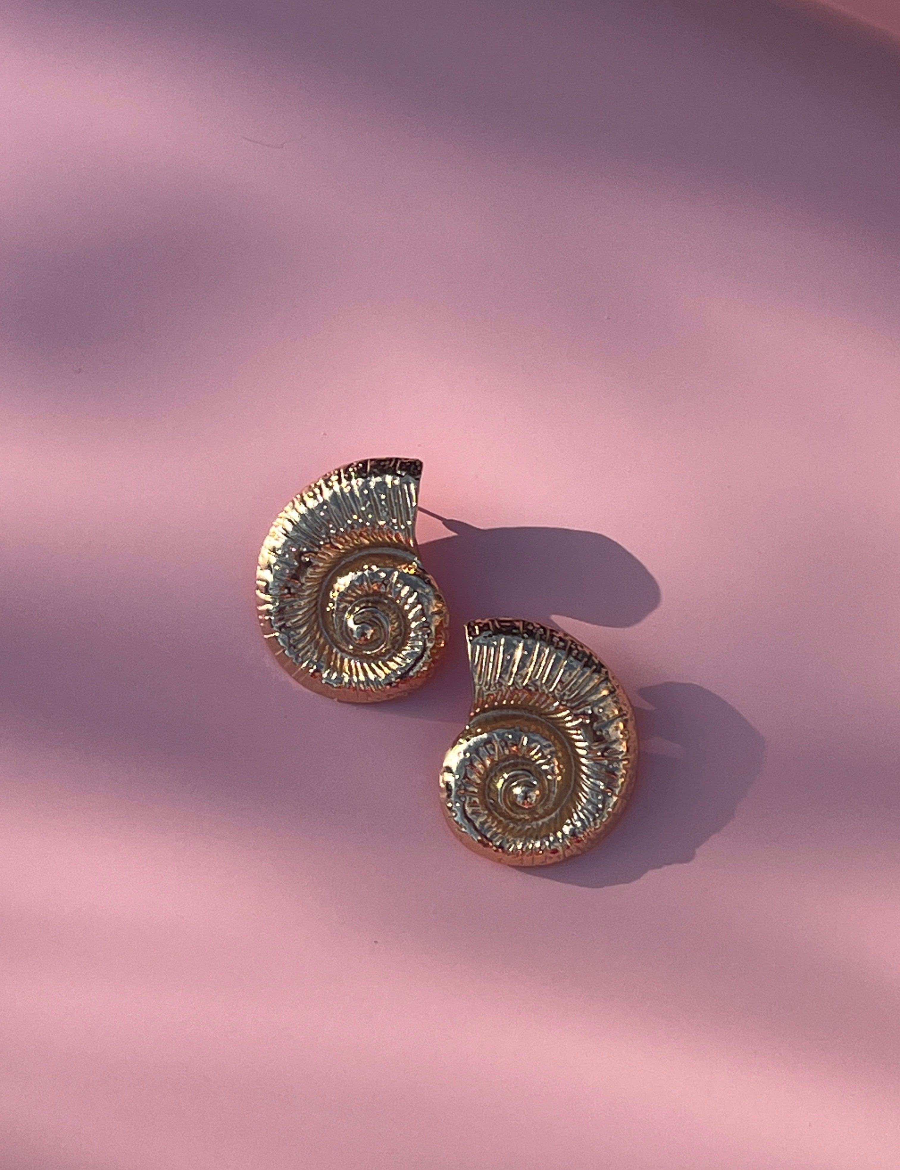 RC Seashell Gold Statement