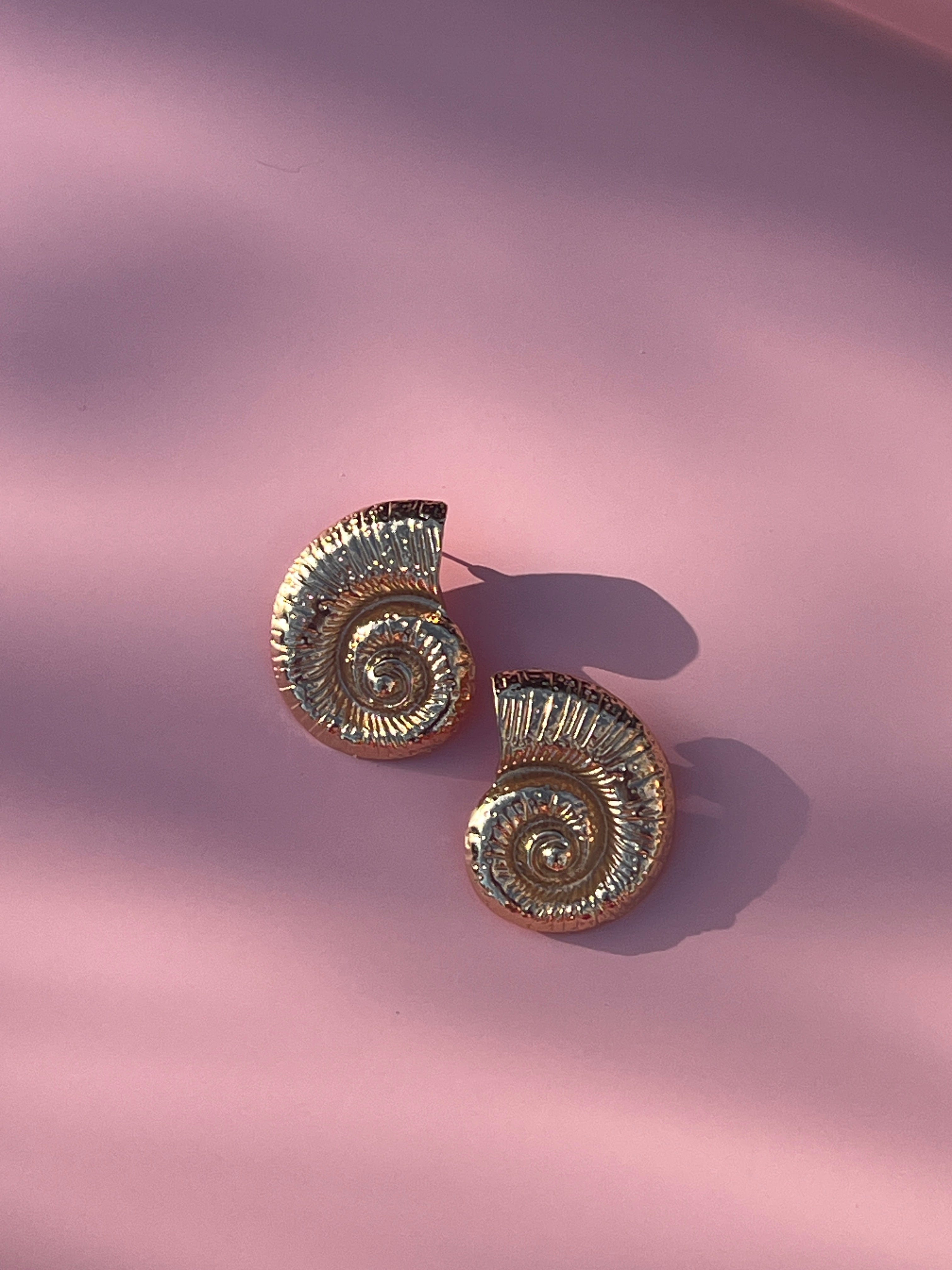 RC Seashell Gold Statement